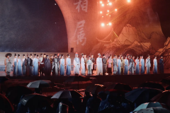 “这届演员和观众太敬业了！”《大江东去》实景版与黄冈观众雨中双向奔赴！
